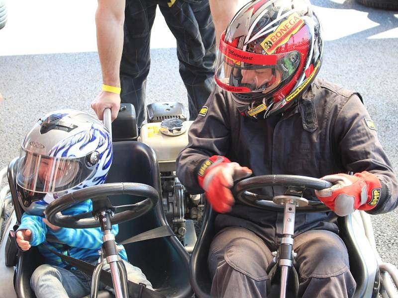 V areálu Kovosteelu při příležitosti oslav Dne země se slavnostně otevřel také nový okruh pro motokáry.