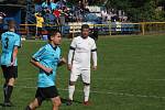 Fotbalisté Ořechova (bílé dresy) v hodovém derby porazili Polešovice 2:0.