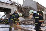 Rodinný domek v Uherském Brodě ve středu 27. ledna odpoledne kompletně zlikvidoval výbuch plynu. V jeho troskách byl nalezen mrtvý muž.