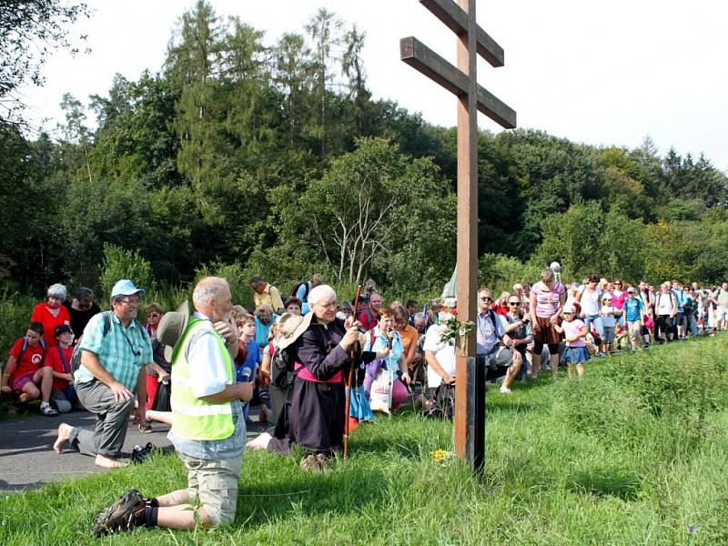 Mladí i dospělí šlapou na Velehrad pěšky a s dvouramennými kříži na prsou.