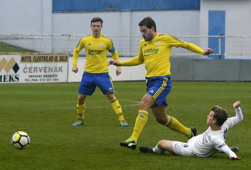 Juniorka Slovácka (v bílých dresech) prohrála na Širůchu v derby se Zlínem 0:2. Oba krajští rivalové  v moravské části patří mezi čtveřici elitních týmů.