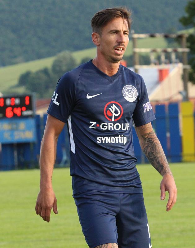 Fotbalisté Slovácka (modré dresy) v předposledním přípravném zápase podlehli na hřišti Strání slovenské Senici 1:2.