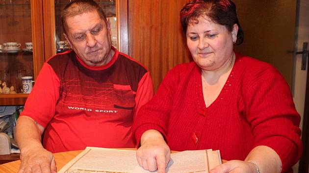Ludmila Višňovská a František Patyla listují v kronice někdejšího turistického oddílu v Břestku.