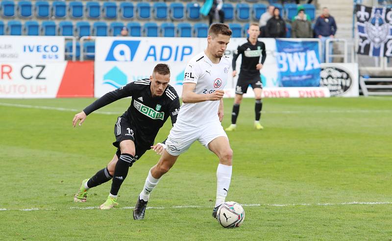 Fotbalisté Slovácka (bílé dresy) ve 28. kole FORTUNA:LIGY zdolali poslední Karvinou 3:1.