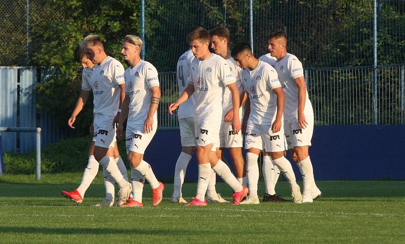 Fotbalisté Slovácka B (bílé dresy) ve středečním vloženém zápase 17. kola MSFL zdolali Viktorii Otrokovice 4:0.