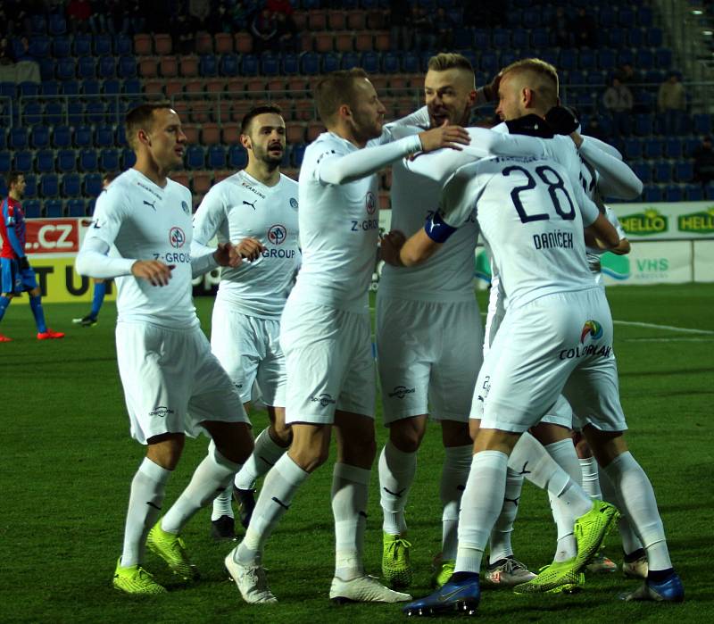 Fotbalisté Slovácka (v bílých dresech) vyzvali v posledním letošním domácím zápase Viktorii Plzeň.