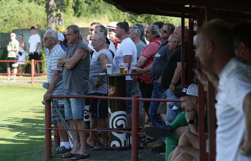 Fotbalisté Uherského Brodu (červené dresy) v prvním kole MSFL remizovali s béčkem Slovácka 3:3.