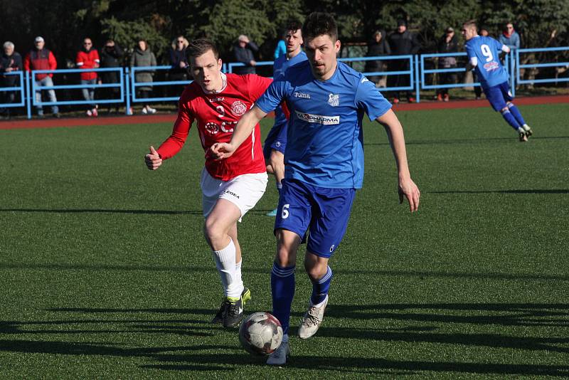 Fotbalisté Uherského Brodu (červené dresy) v 19. kole MSFL podlehli doma na Lapači Otrokovicím 2:3.