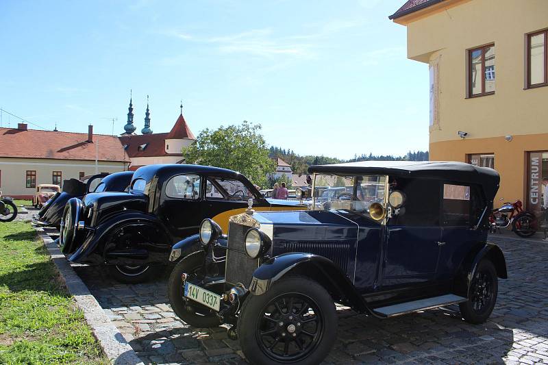 Slunečné počasí přálo v neděli cílové jízdě členů Slováckého Veteran Car Clubu Uherské Hradiště.