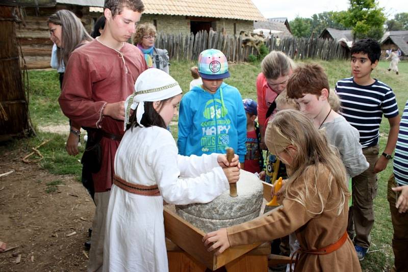 VÍKEND V HRADISKU. Členové historických skupin z Česka, Slovenska a Polska ukázali lidem, jak se žilo a pracovalo na Velké Moravě.