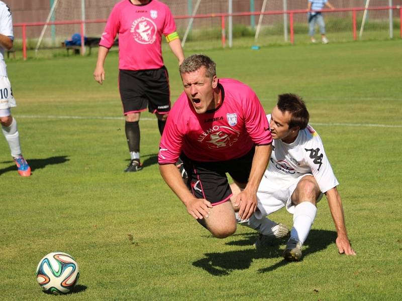 Někdejší ligový obránce Miloslav Penner (v tmavém) poznal, jak bolí fotbal v okresním přeboru. Jeho Hluk B navíc na hřišti Slovácka C prohrál 1:3.