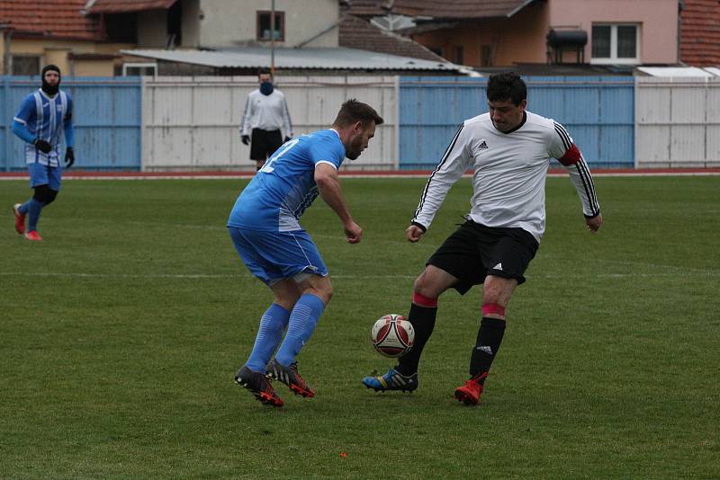 Fotbalisté Hluku (modrobílé dresy) v 16. kole I. A třídy skupiny B přehráli sousední Kunovice 3:1.