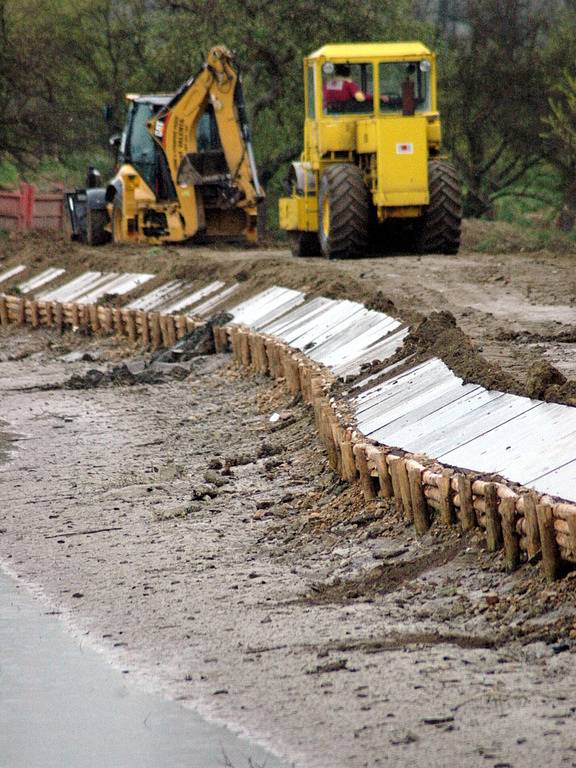 Těžká technika poškodila část cyklostezky a zanesla ji hlínou.