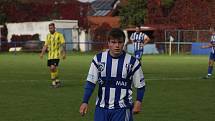 Fotbalisté Kunovic (žluté dresy) v 9. kole krajské I. A třídy skupiny B podehli doma Nedachlebicím 0:3 a v tabulce zůstali předposlední.