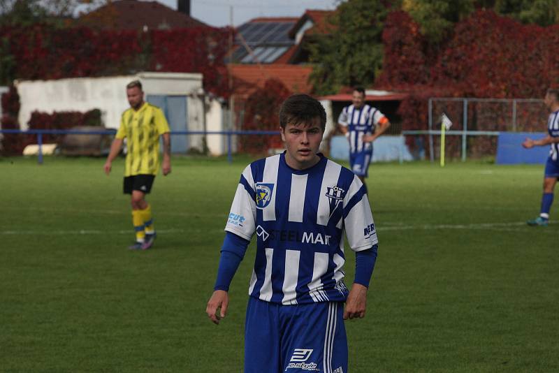 Fotbalisté Kunovic (žluté dresy) v 9. kole krajské I. A třídy skupiny B podehli doma Nedachlebicím 0:3 a v tabulce zůstali předposlední.