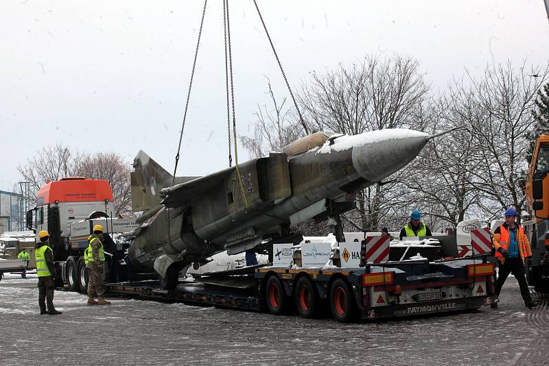 Nadzvuková stíhačka MiG-23MF z pražských Malešic se vykládá v  leteckém Muzeu v Kunovicích.