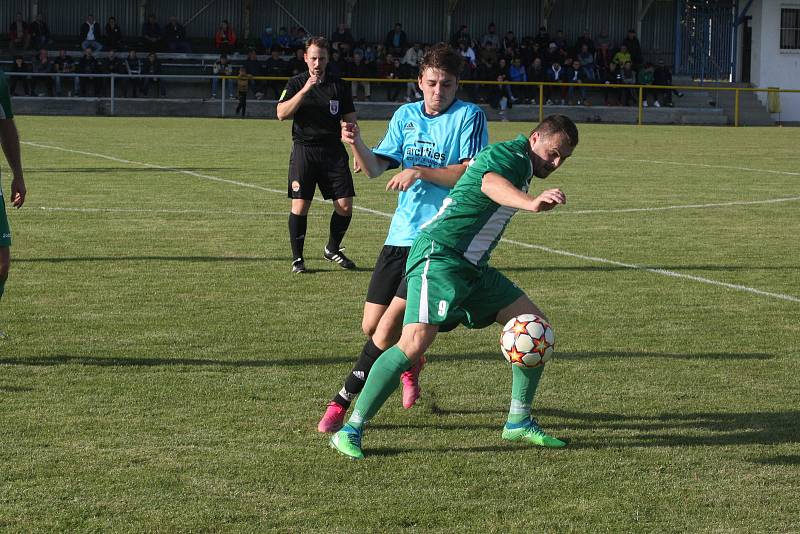 Fotbalisté Ostrožské Nové Vsi (zelenobílé dresy) ve 12. kole I. B třídy skupiny C zdolal Polešovice 2:1.