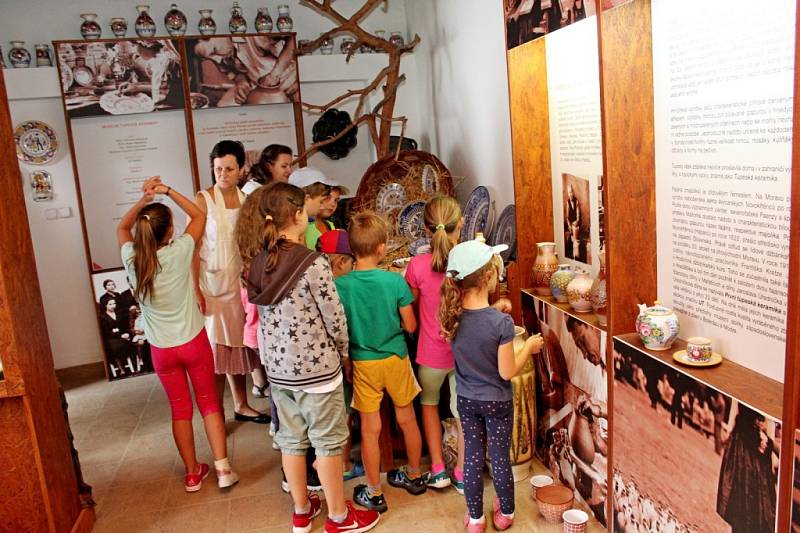 Pro aktivní a tvořivé děti, které mají rády hry a kamarády, ale nemají chuť přespávat mimo domov,  byl ideální volbou ve třetím červencovém týdnu premiérový příměstský tábor v Muzeu keramiky Tupesy.