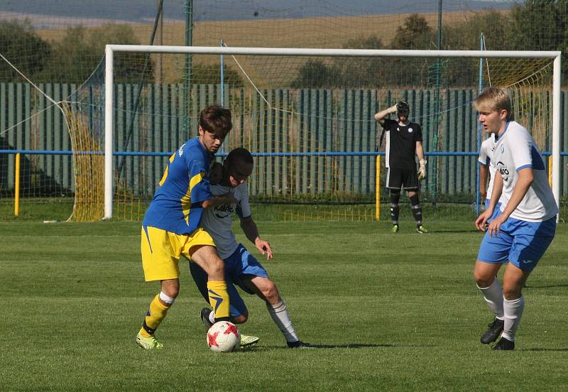 Fotbalisté Slavkova (modré dresy) v 7. kole I.B třídy přehráli oslabený Tlumačov 3:0.