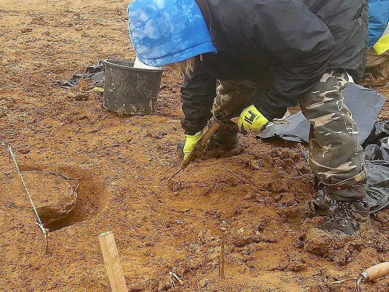 Po krátké zimní přestávce, kdy mrazivé teploty na chvíli přerušily práce na záchranném archeologickém výzkumu na stavbě dálnice D55 v úseku Babice-Staré Město, již archeologové hlásí další nálezy.