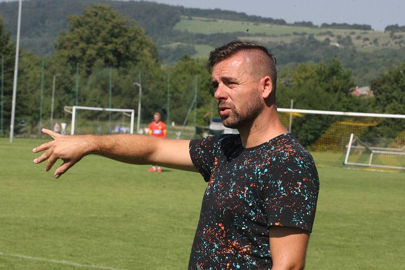 Fotbalisté Strání (žluté dresy) ve 3. kole Divize E přivítali Valašské Meziříčí.