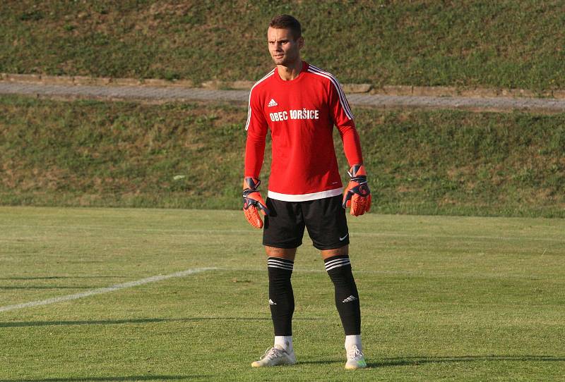 Fotbalisté divizního Strání (žluté barvy) v pátečním přípravném zápase deklasovali Boršice 8:0.