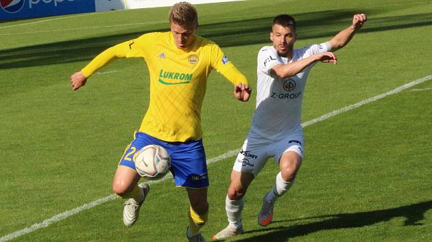 Fotbalisté Slovácka (bílé dresy) zakončili ligovou sezonu v derby se sousedním Zlínem.