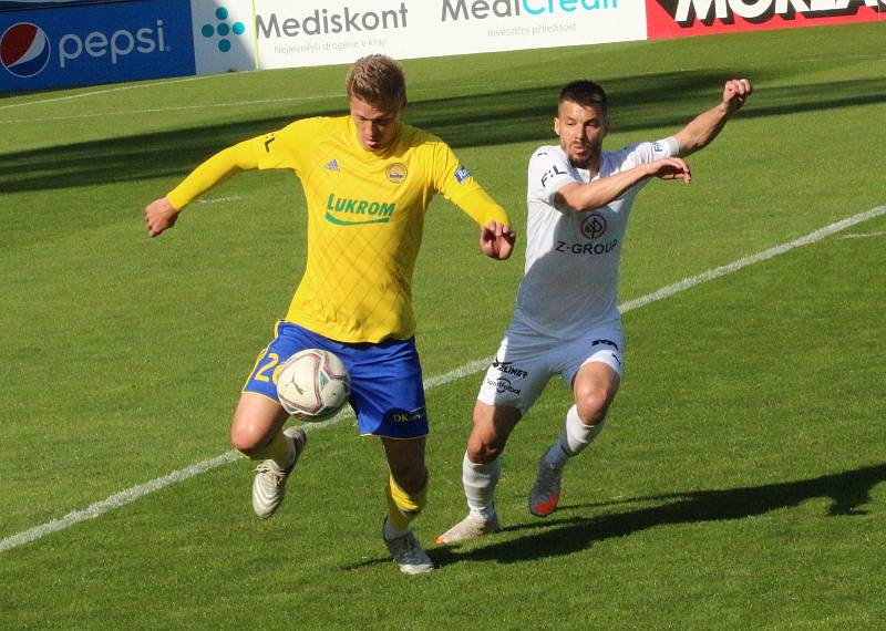Fotbalisté Slovácka (bílé dresy) zakončili ligovou sezonu v derby se sousedním Zlínem.