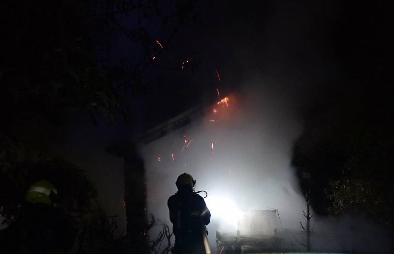 Celkem čtyři jednotky hasičů zasahovaly ve čtvrtek 14. září po půl třetí nad ránem u požáru zahradního domku v ulici Rolnická v Uherském Brodě.