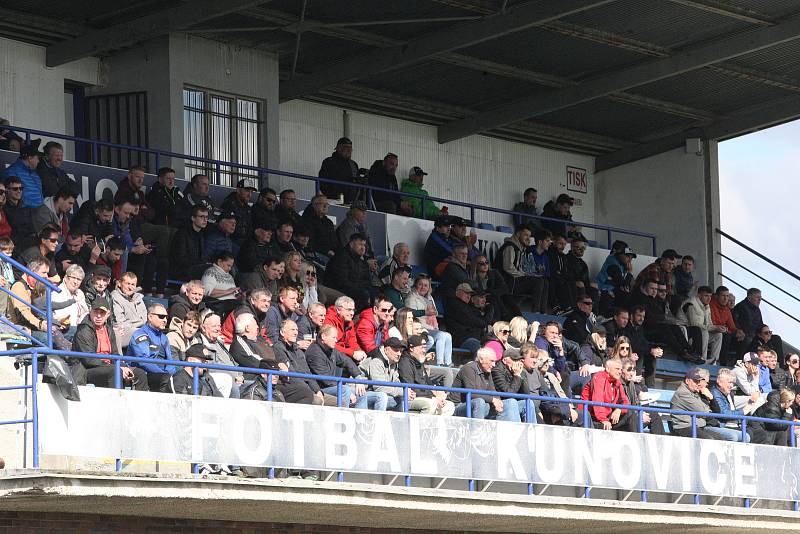 Emotivní derby v Kunovicích přineslo dva góly, čtyři červené karty a remízu 1:1.