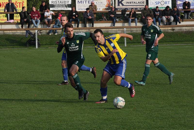 Fotbalisté Nivnice (zelené dresy) v 10. kole krajské I. A třídy skupiny B doma zdolali Buchlovice 2:0.