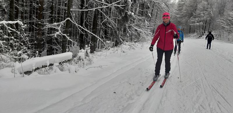 Běžkaři ze Slovácka v bílé stopě z Nové Lhoty na Slovensko a zpátky.