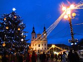 Vánoční trh v podvečer na hradišťském Masarykově náměstí.