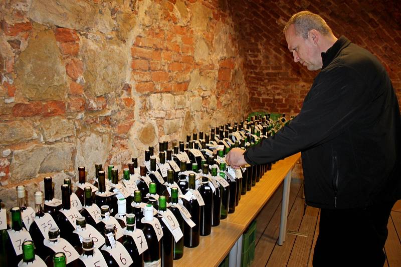DEN VÍNA. V Jezuitském sklepě Staré Město ochutnávali milovníci vína 86 vzorků od místních vinařů a deset vzorků ze svatobořického Vinařství Dufek.