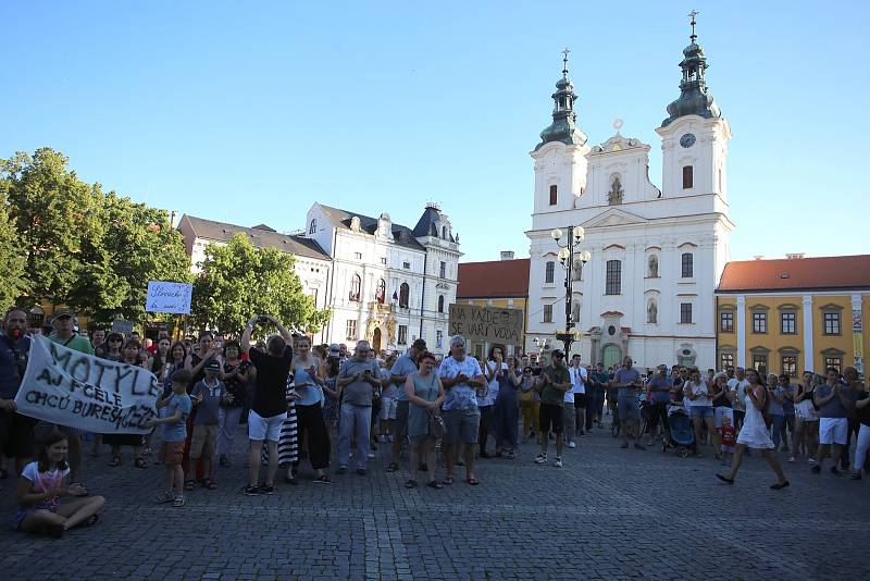 Demonstrace za nezávislou justici a proti vládě Andreje Babiše na Masarykově náměstí v Uherském Hradišti - 11. 6. 2019