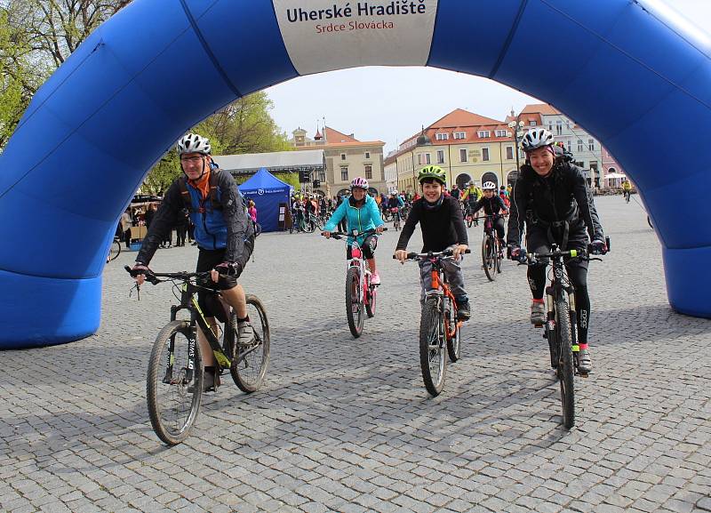 Na kole vinohrady vyrazilo z centra Uherského Hradiště bezmála tisíc cyklistů, pěších i koloběžkářů