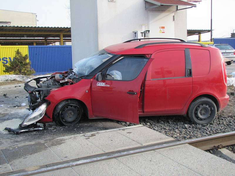 Osobní auto se na přejezdu u Uherského Ostrohu srazilo s vlakem.