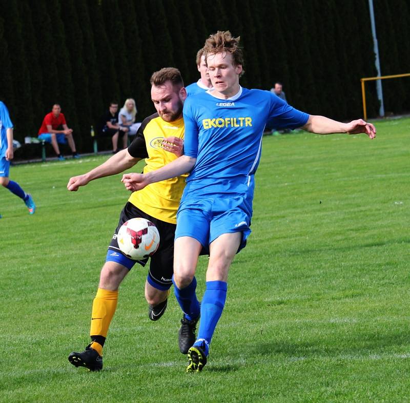 Fotbalisté Sušic hostili v okresním přeboru Bánov(v modrém). Utkání skončilo 4:1.