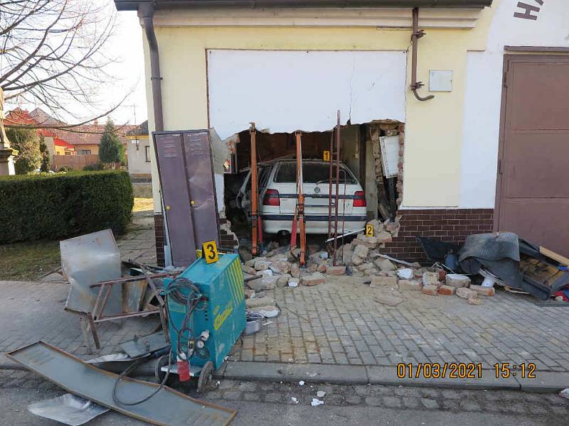 Řidič prorazil stěnu hasičské zbrojnice v Boršicích a zůstal s autem zaklíněný uvnitř.