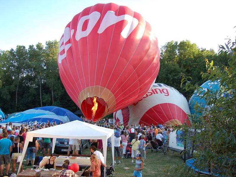 Třináct horkovzdušných plavidel vzlétlo v sobotou z Balon Centra v Břestku.