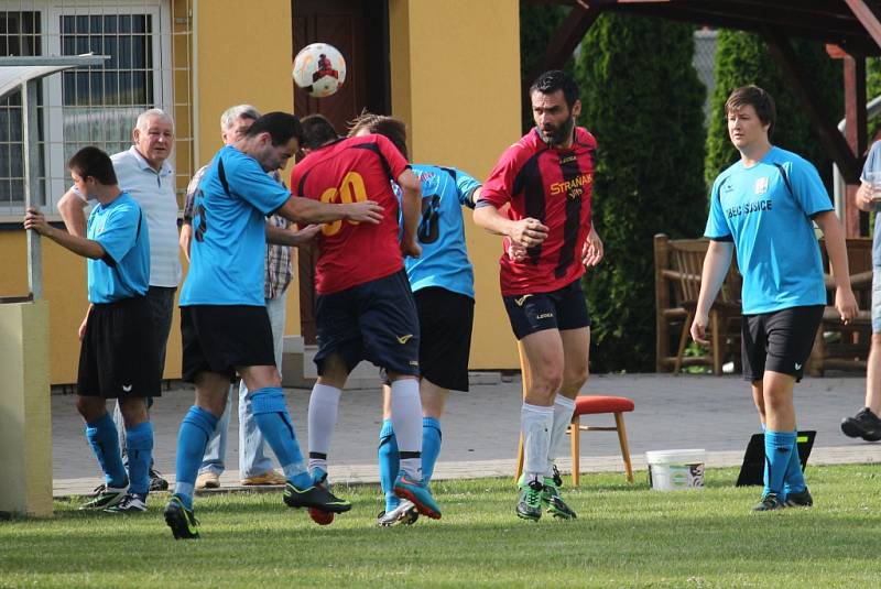 Fotbalisté Sušic (v modrém) doma porazili Dolní Němčí B 5:0.