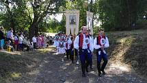 Premiérová přítomnost arcibiskupa olomouckého a metropolity moravského Jana Graubnera a jeho požehnání dvěma obnoveným křížům ozvláštnily tradiční pouť ke kapli svaté Anny v Dolním Němčí.