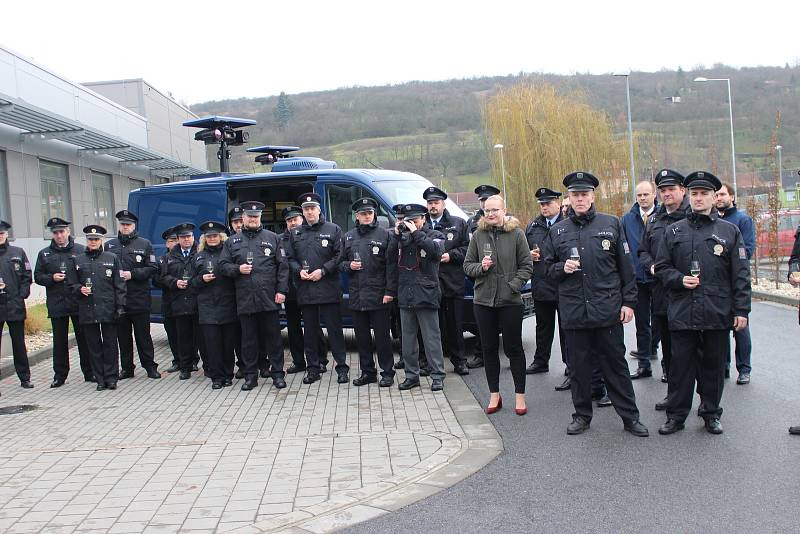 Hned pětici nových monitorovacích vozidel za pětatřicet milionů korun si v uherskohradišťské firmě EVPÚ Defence přebrala Policie ČR.