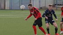 Fotbalisté Slovácka B (modré dresy) v přípravném zápase porazili divizní Hodonín 2:0. Oba góly vstřelil Pavel Juroška.