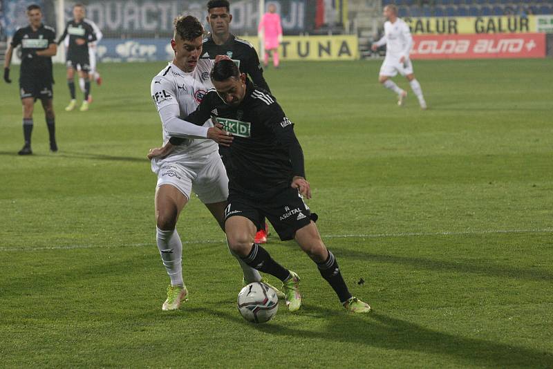 Fotbalisté Slovácka (bílé dresy) se v osmifinále MOL Cupu utkali s Karvinou.