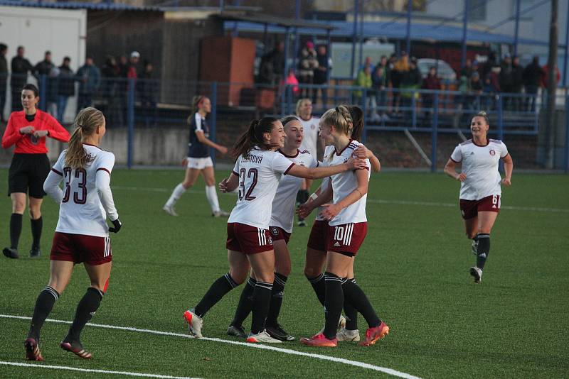 Fotbalistky Slovácka (modré dresy) ve středeční dohrávce 3. kola první ženské ligy prohrály s pražskou Spartou 1:6. Utkání se hrálo na umělé trávě v Kunovicích.