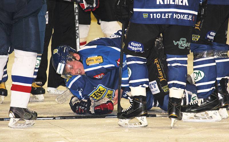 Hokejisté HC Uherské Hradiště prohráli ve 2. druhém utkání čtvrfinále playoff Krajské ligy s Velkým Meziříčím 1:5.