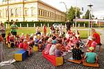Druhá půle měsíce června již tradičně patří „Hradišťskému sluníčku“ a čteným večerníčkům na paloučku u Knihovny B. B. Buchlovana v Uherském Hradišti.