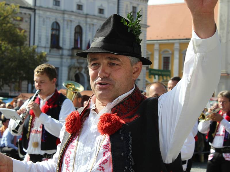 Průvod slavností vína na hradišťském Masarykově náměstí.