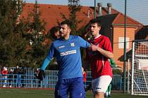 Fotbalista Oliver Putyera (v modrém dresu) přišel do Otrokovic na hostování z Opavy.  